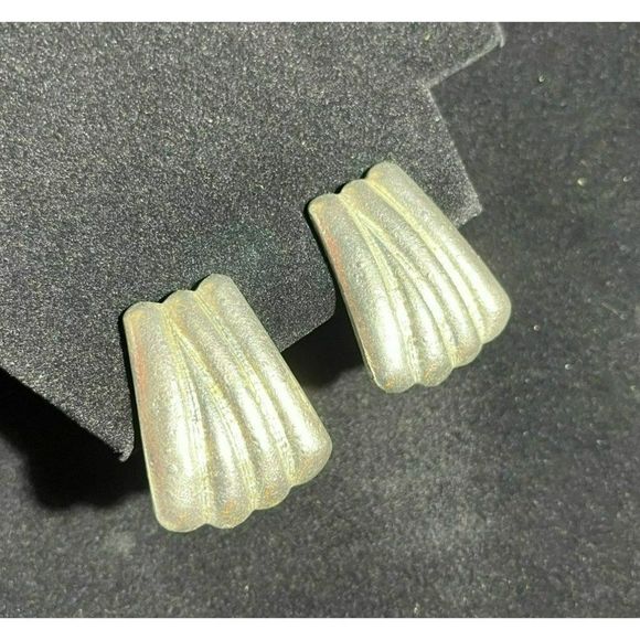 Vintage‎ Textured Clip on Earrings Muted/Brushed Silver Tone Over an Inch Long - Picture 4 of 9